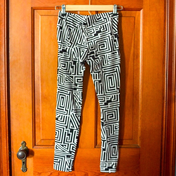 Black & White Patterned Leggings - Picture 2 of 3